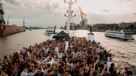 90iger und 2000er Mega Boat Saison Abschluss Cruise