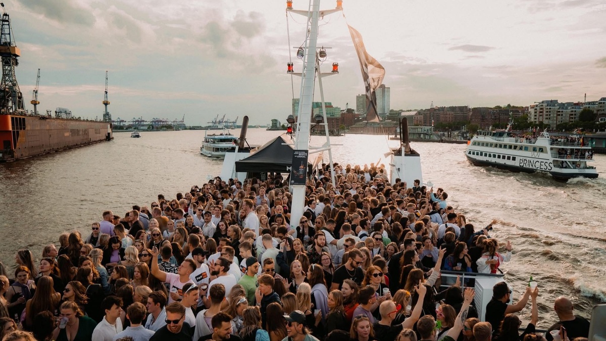 90iger und 2000er Mega Boat Saison Abschluss Cruise