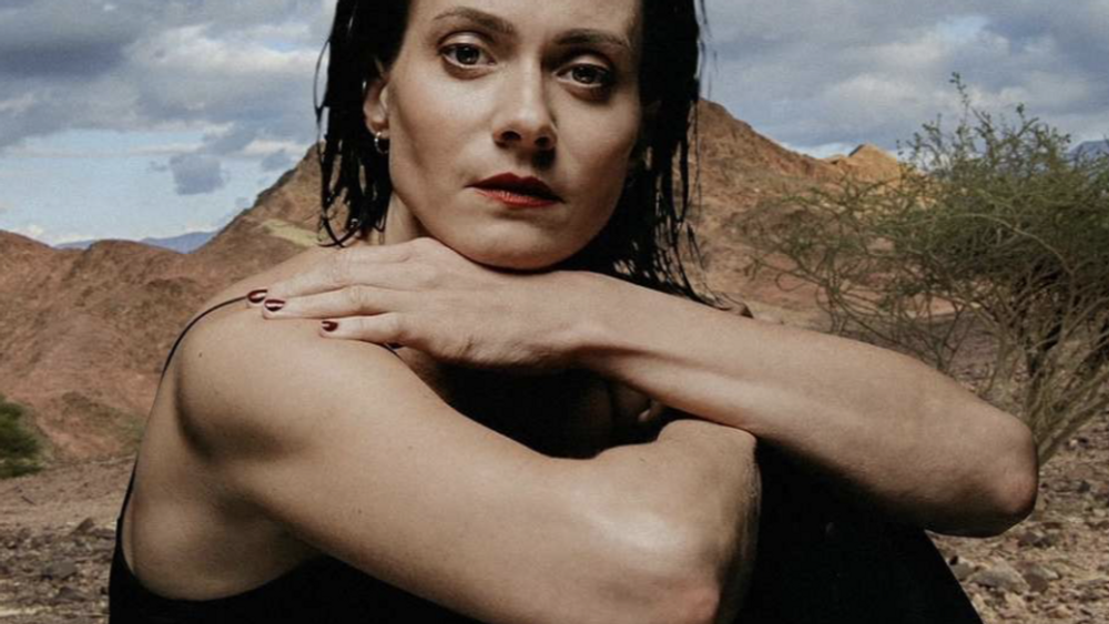 Eine Frau flieht vor einer Nachricht