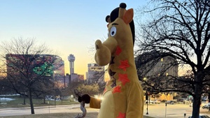 Brent Birnbaum. Lost Giraffe. Performance von Brent Birnbaum. Start: Kaiserburg