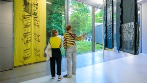 Ausstellungsrundgang in englischr Sprache mit Sabine Weier: Susanne Kriemann. Knochen, Pech, Natternkopf (Being a Photograph)
