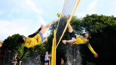 Beachvolleyball trifft Fußball! Spektakuläres Footvolley-Großevent in Hürth