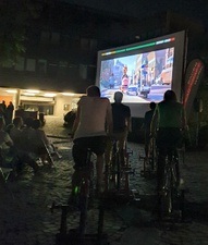 Fahrradkino: Kino ohne Strom? Das geht! – Gemeinsam bringen wir den Film Bohemian Rhapsody mit Muskelkraft zum Laufen.