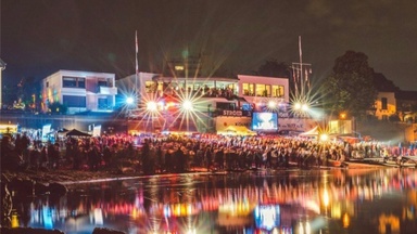 Strandparty am Rhein
