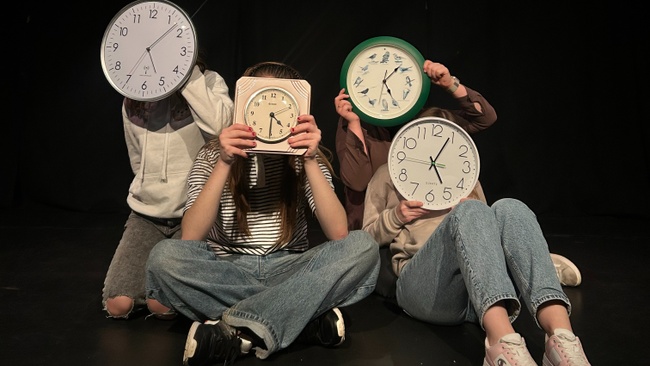 Interkulturelle Theatergruppe für Sprachlernende ‚Weiterspielen!‘: Warten auf die Zeit