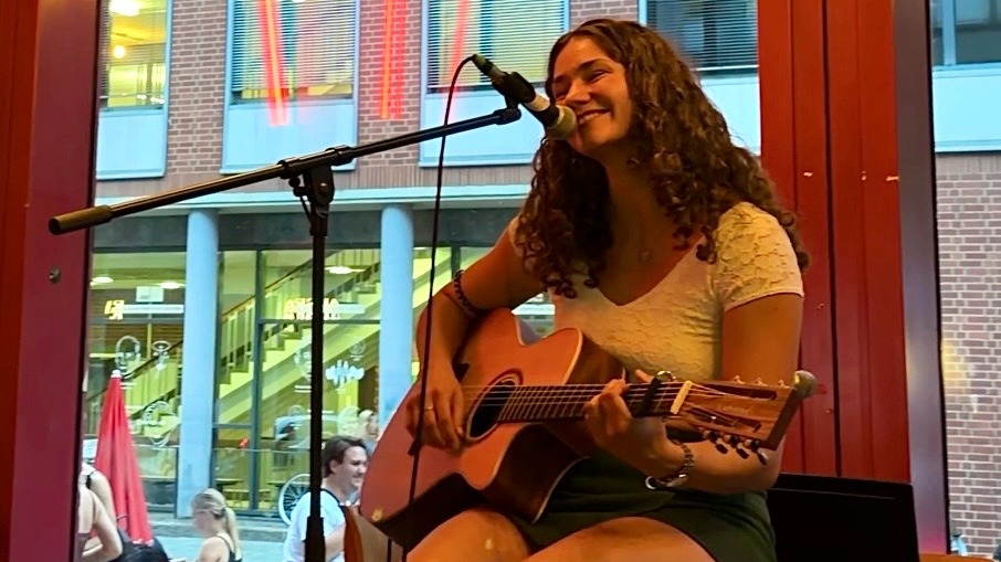 Titelbild der Veranstaltung Schienenbuskonzert mit elenagoesmusic