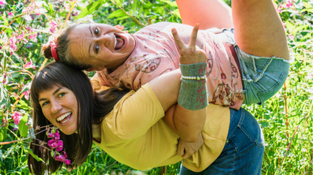 Christine Rauch und Ernestine Donnerberg: Wilde Pflanzen essen mit Survival Siglinde