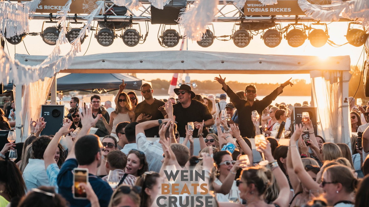 Eine Weinparty mit dem Jungwinzer Tobias Rickes an Bord der Rhein Galaxy in Düsseldorf