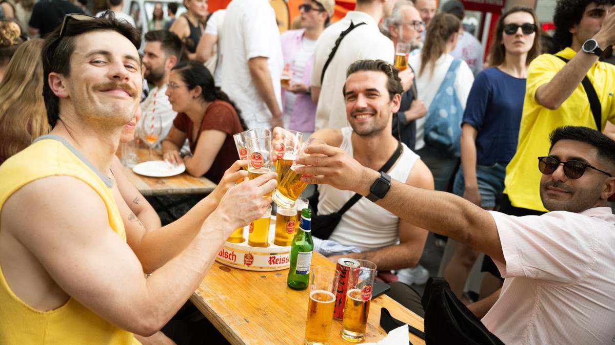Sommer in der Südstadt: Feierabendmarkt auf dem Severinskirchplatz