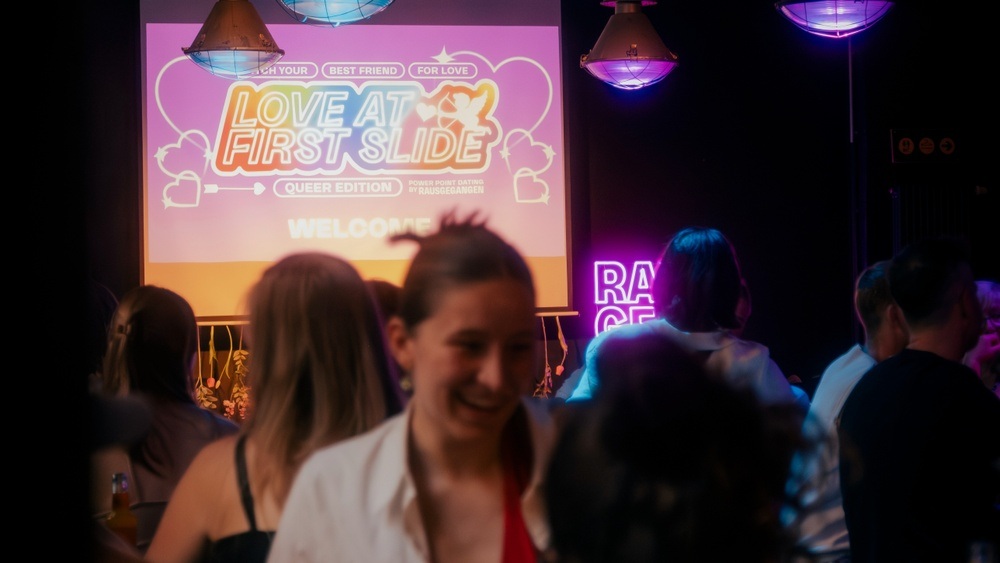 🏳️‍🌈🏳️‍⚧️ QUEER LOVE AT FIRST SLIDE BERLIN | Audience Ticket | Power Point Dating by Rausgegangen Berlin 🏳️‍🌈🏳️‍⚧️