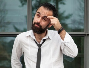 Aydin Isik „ehrlich gesagt…“ Kabarettistische Reinigung des schlechten Gewissens