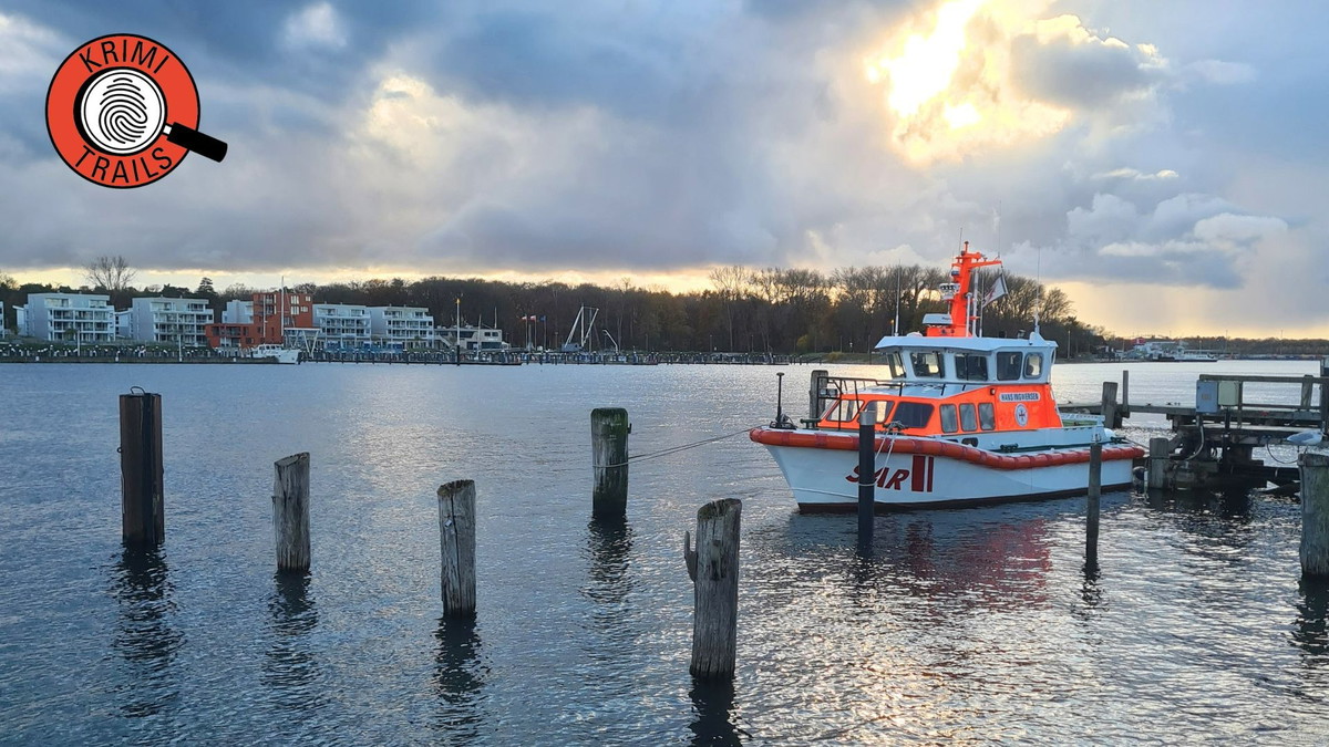 Boot an der Mole von Travemünde im Sonnenuntergang - Ein Ermittlungsort des Krimi-Trail Travemünde