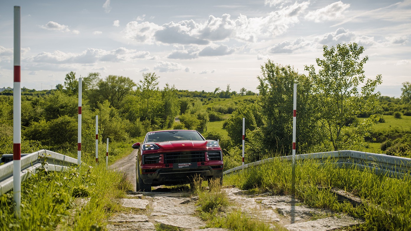 Porsche Pilot Offroad Special: Family & Friends