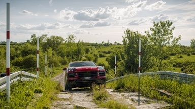 Porsche Pilot Offroad Special: Family & Friends
