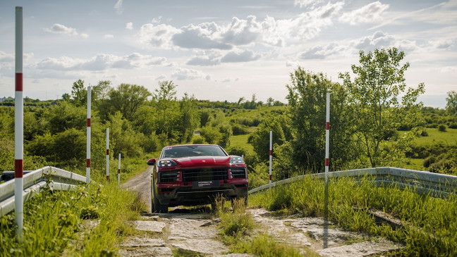 Porsche Pilot Offroad Special: Family & Friends