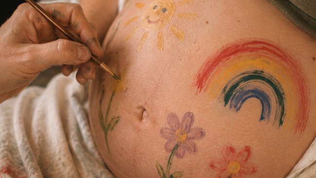 Babybauch-Bemalen mit Fotoshooting