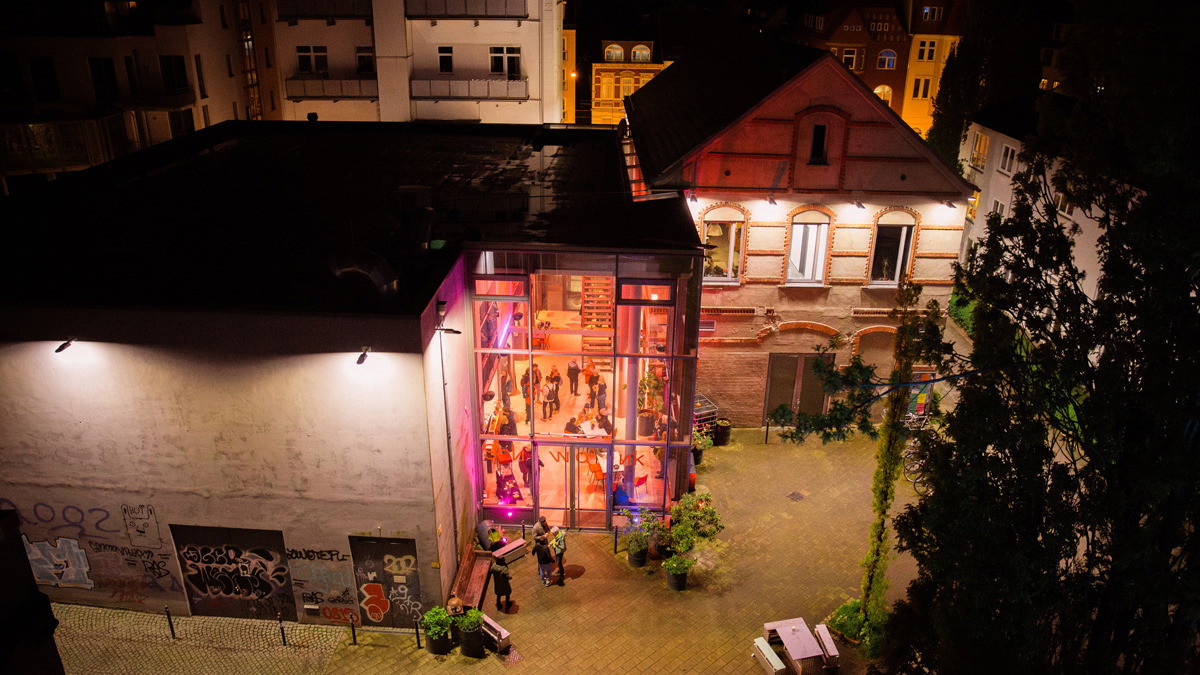 Schwankhalle bei Nacht mit beleuchtetem Foyer.