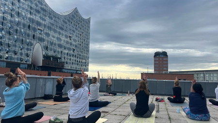 Rooftop-Yoga mit Elphi-Blick in der Hafencity