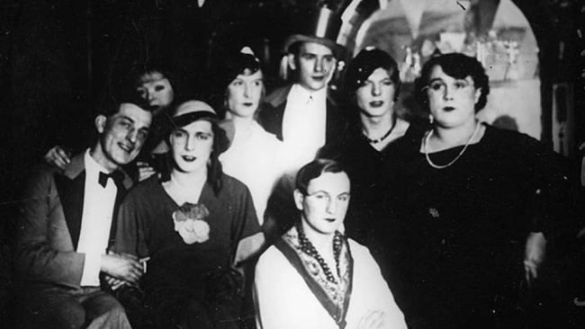 EINE QUEERE GEDENKGALA  Wir leben. Wir kämpfen. Für Glück & Liebe