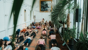 Bloom & Bliss – Yoga und Klangbad unter Palmen