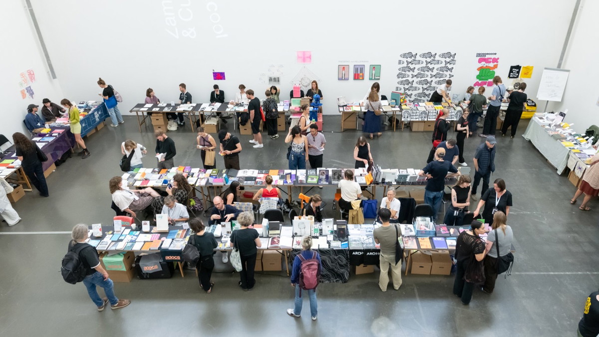 Titelbild der Veranstaltung Between Books Kunsthalle Düsseldorf Art Book Fair