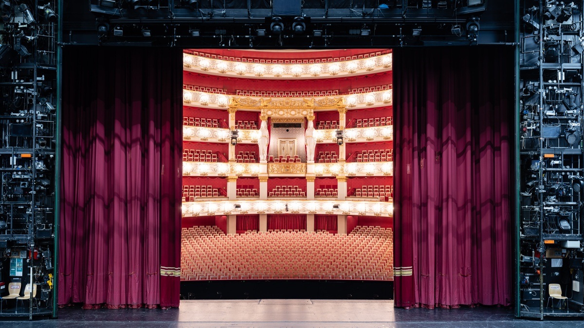 FÜHRUNG DURCH DAS NATIONALTHEATER