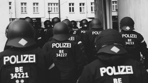 Oliver Zahn: Crowd Control