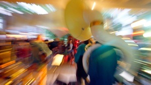 TAG DER BEFREIUNG: Abhotten bis die Haxen glühen im Barnyard Club!