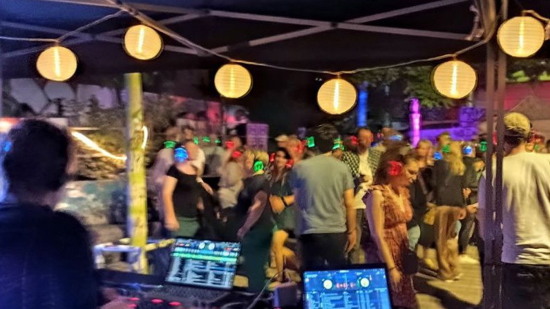 Titelbild der Veranstaltung Silent Sound Disco - Open Air vor der scheune