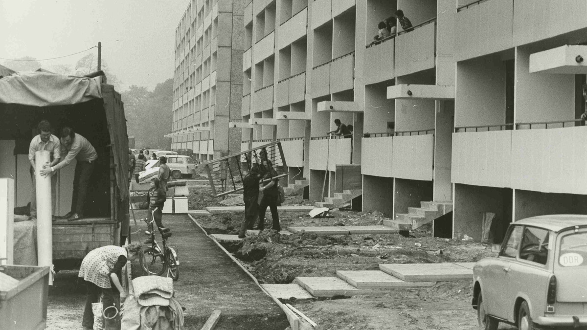 パネル EAST / WEST – 2026 年 4 月 9 日にドレスデンで大規模パネル建設での居住と建物 – アウト