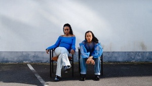 LE MONDE NOUS REGARDE (DIE WELT SCHAUT AUF UNS)