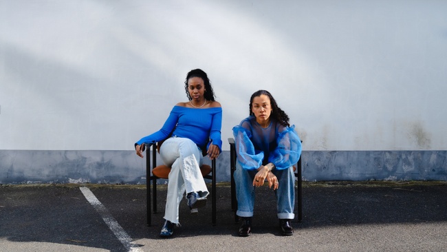 LE MONDE NOUS REGARDE (DIE WELT SCHAUT AUF UNS)