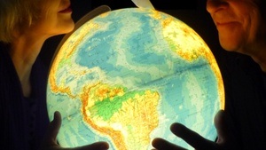 Die Kleinste Bühne der Welt: Wie die Welt auf die Welt kam.