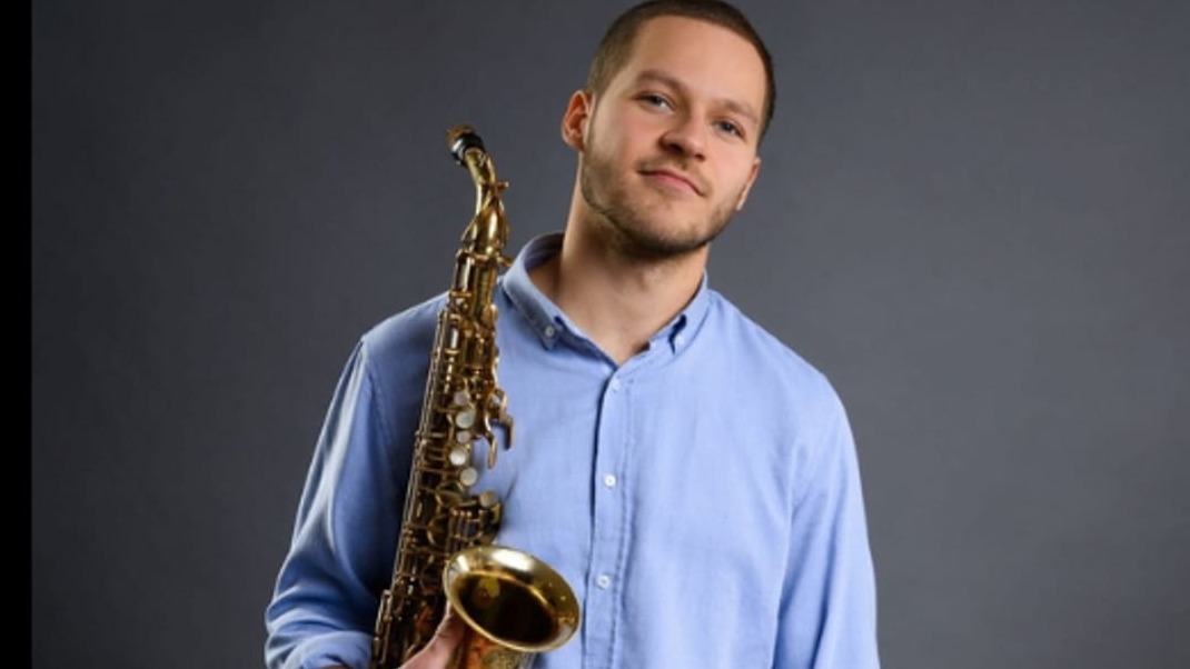 Titelbild der Veranstaltung Artur Rutkevich Quartett _ Artur Rutkevich am Altsaxophon lebt die Band von klaren musikalischen Ideen, Offenheit und intensiven Zusammenspiel.
