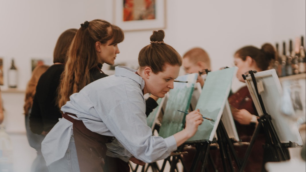Entkorkte Kunst: Wine, Paint & Piano - Die Malsession mit Weinprobe und Live-Piano in Hamburg