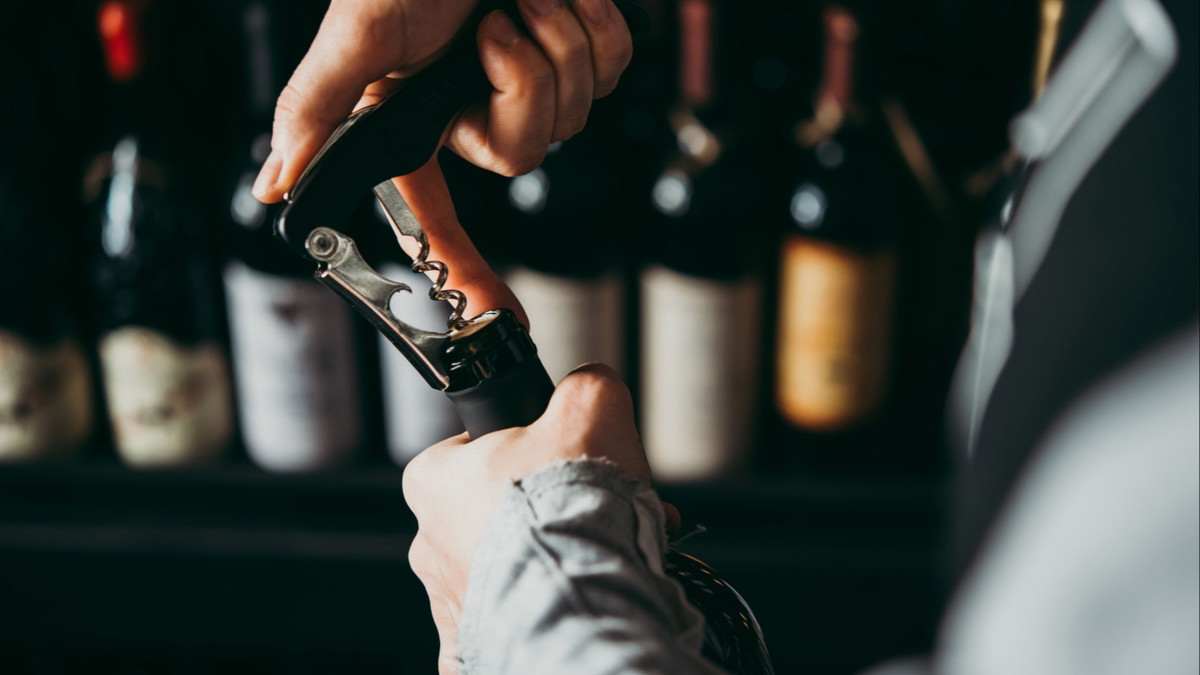Titelbild der Veranstaltung Weinverkostung / Wine Tasting Tour im Bulli durch Köln (3h)  – Weinprobe in drei stylisch-schönen Weinlocations