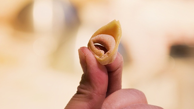 MANI IN PASTA - TORTELLINI