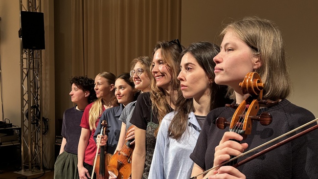 Streichquartett und Theater:  "Deine Finger halten den Hals umklammert - Ein Theaterstück in F-Dur"