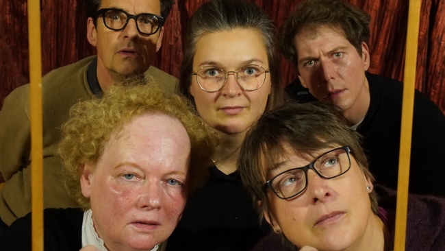 "Nachtland", von Marius von Mayenburg, eine provokante Satire über Schuld, Erbe und Profit. Eine Komödie mit Tiefgang  –  intelligent und unterhaltsam.