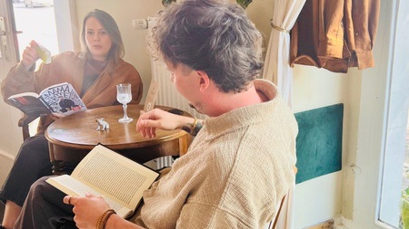 Offline am Rhein: "Lesen macht glücklich" - Bring Dich und Dein Buch mit und genieße gemütliche Offline-Zeit