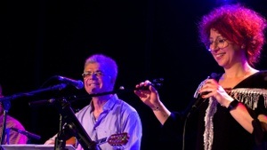 Freundschaftslieder – Sinem und Nikos singen von beiden Ufern der Ägäis