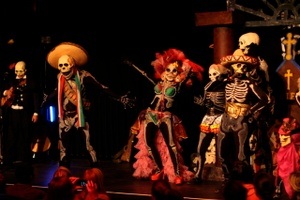 Aufmarsch der Skelette. Fiesta de Día de Muertos - Mexikanisches Totenfest
