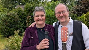 Midsummer Singen auf der Sommerstraße