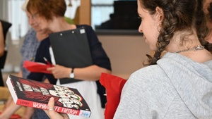 Worte verbinden – Weibliche Erfahrungen von Flucht und Vertreibung