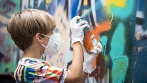 „Mix it. Shake it. Spray it.“ – Urban Art trifft Wissenschaft: Neues Workshopformat im URBAN NATION Museum startet im September