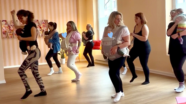 Mom Dance mit Baby