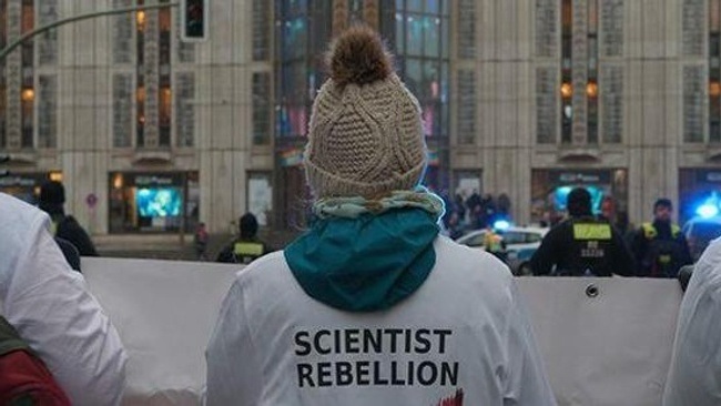 DAS GEWICHT DER WELT (THE WEIGHT OF THE WORLD)