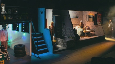 IN SCHWEBE / IN LIMBO – Ein Theater-Gemälde