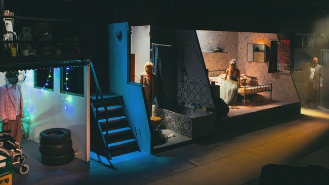 IN SCHWEBE / IN LIMBO – Ein Theater-Gemälde