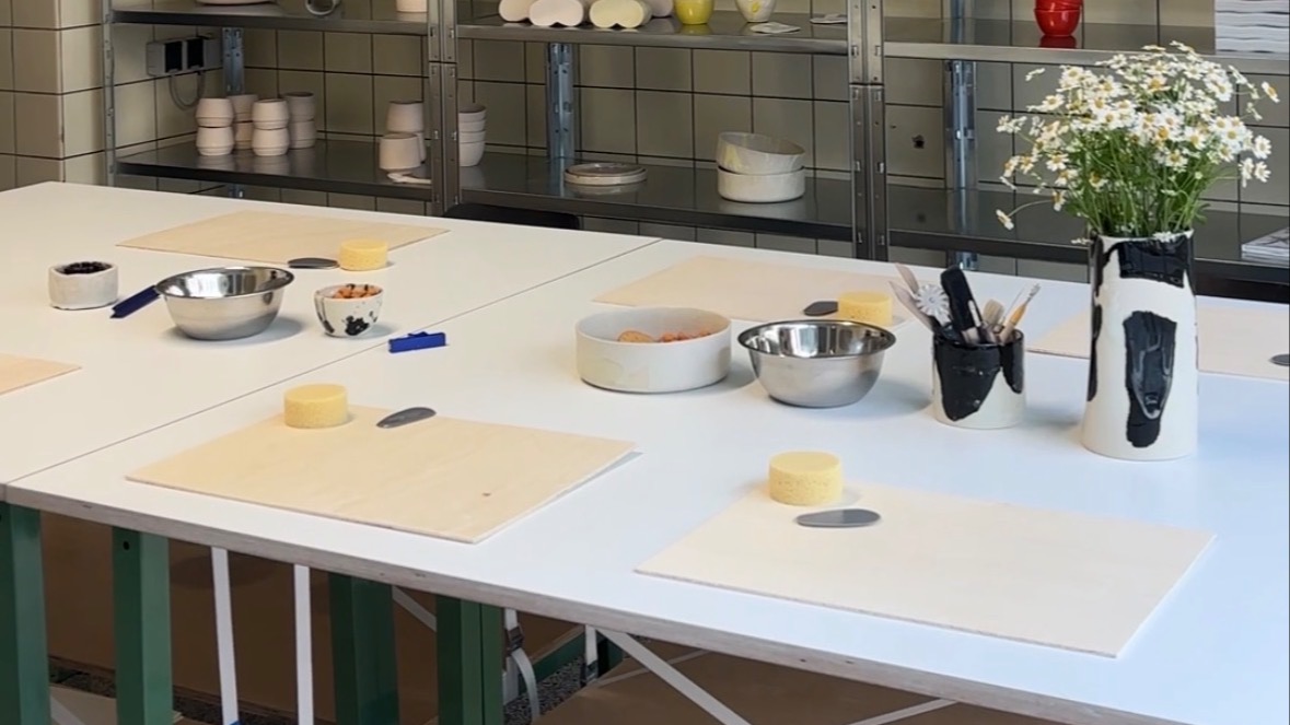 Titelbild der Veranstaltung Keramik Workshop -  Handbuilding & Glasieren für Einsteiger:innen  Workshops › Zweiteiliger Keramik-Workshop: Handbuilding & Glasieren für Einsteiger:innen - Zweiteilig
